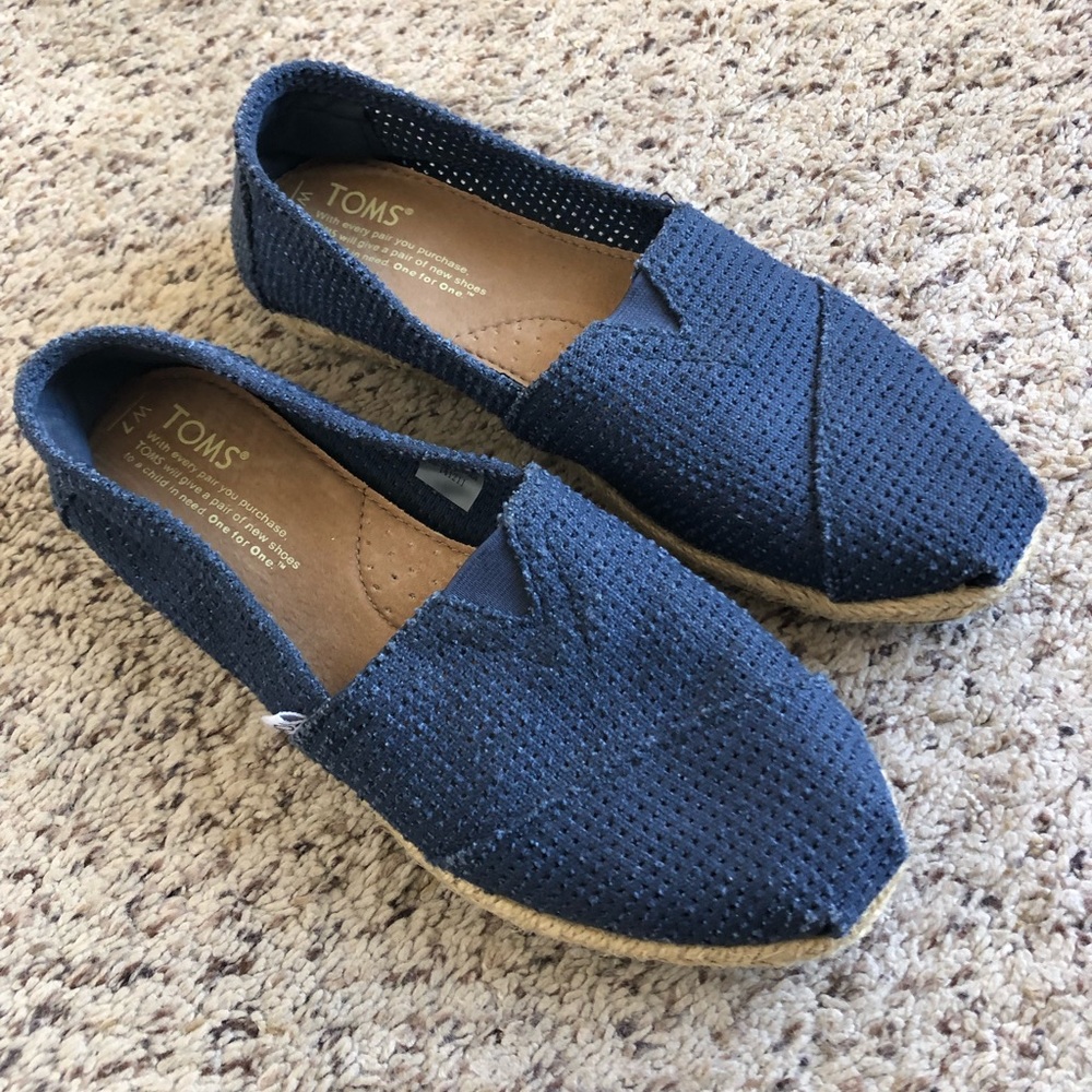 Like new Toms espadrille! Worn only one time.